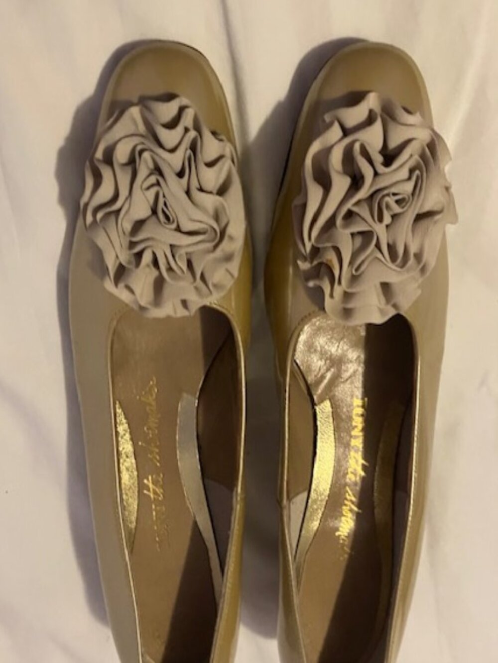 Gold low heeled pumps with Rosette Tony the Shoemaker size 7 Narrow